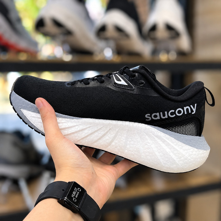 کتونی اسپرت مشکی برند saucony